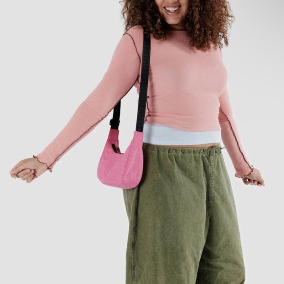 NWT Baggu Small Nylon Crescent Bag in Azalea Pink - Picture 2 of 3
